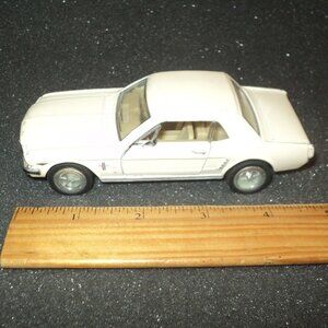Kinsmart 1964 1/2 Ford Mustang Cream Doors Open Pull-Back Scale 1:36 KT5351
